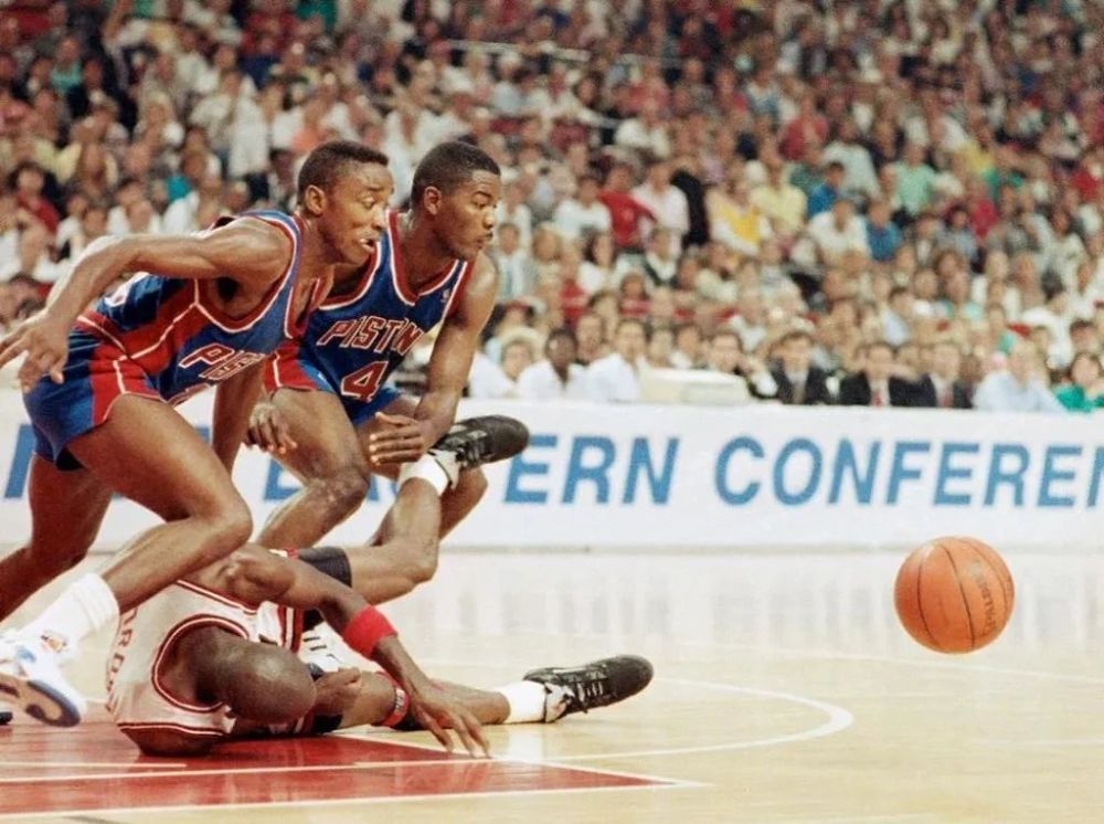  奇才普尔三分箭如雨下，活塞外线失守大比分落后